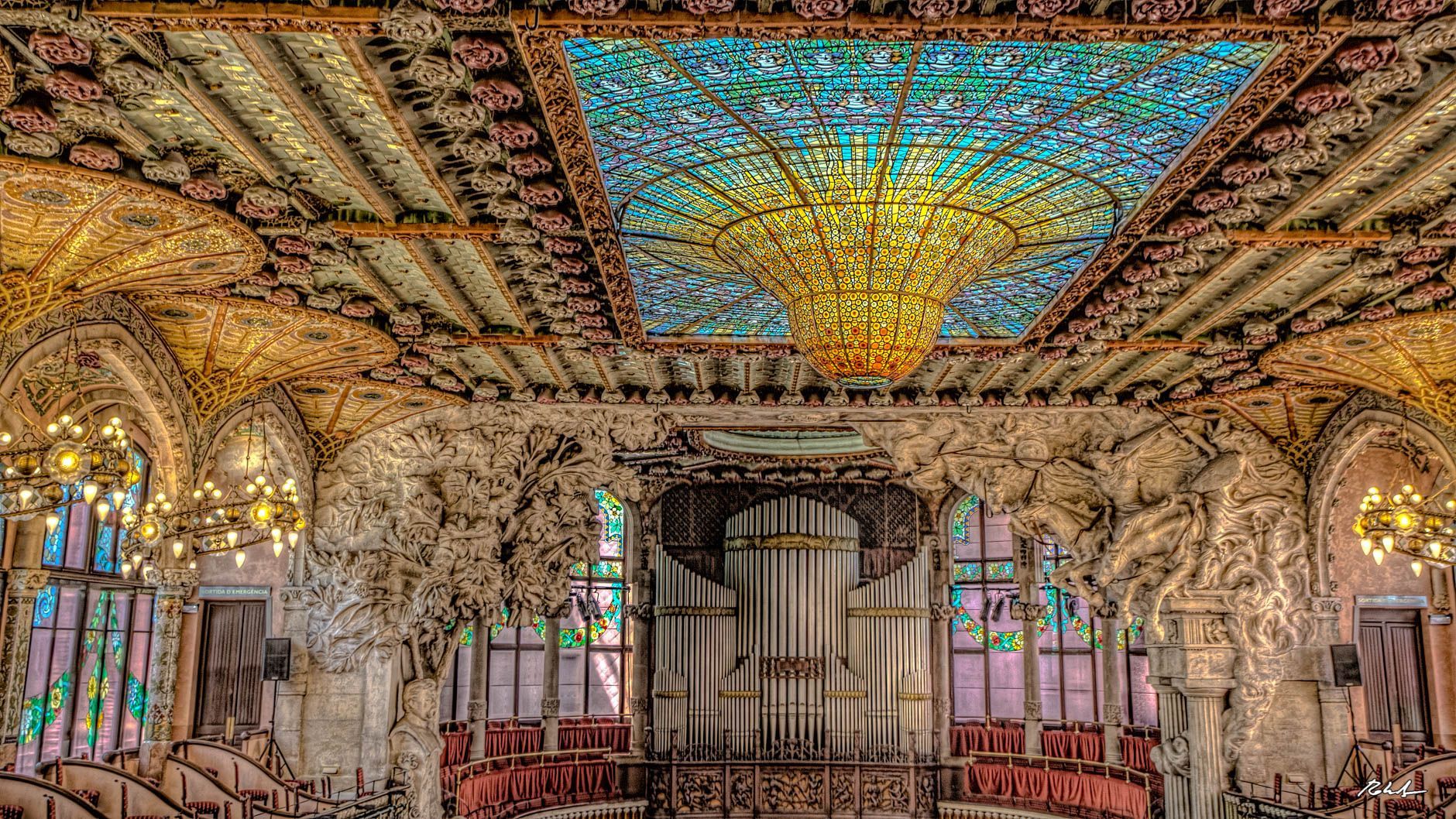 The organ and ceiling at the Palau de la Música &copy; Roberto Saltori | Flickr