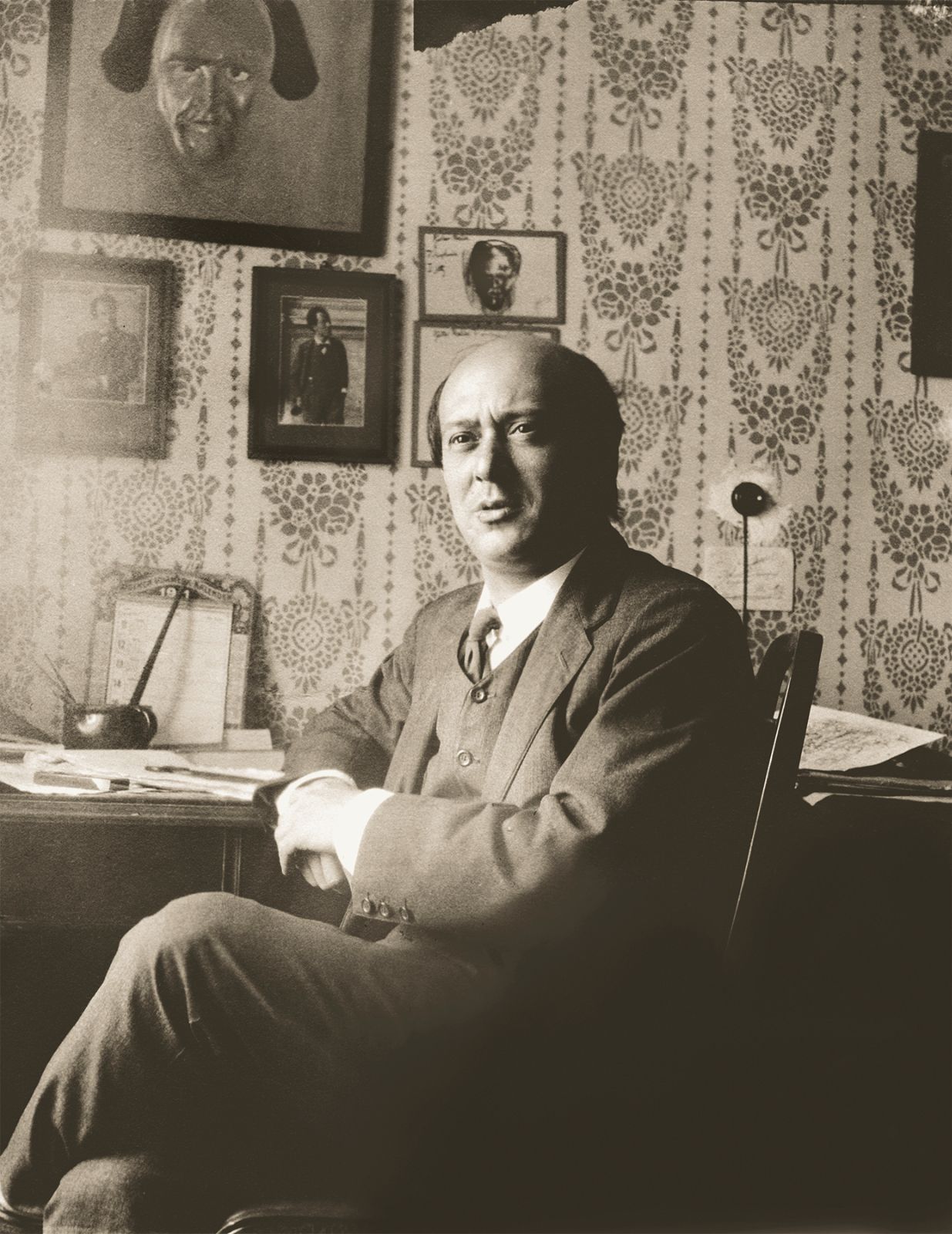 Arnold Schoenberg in his flat in Vienna (1911) © Arnold Schönberg Center, Wien