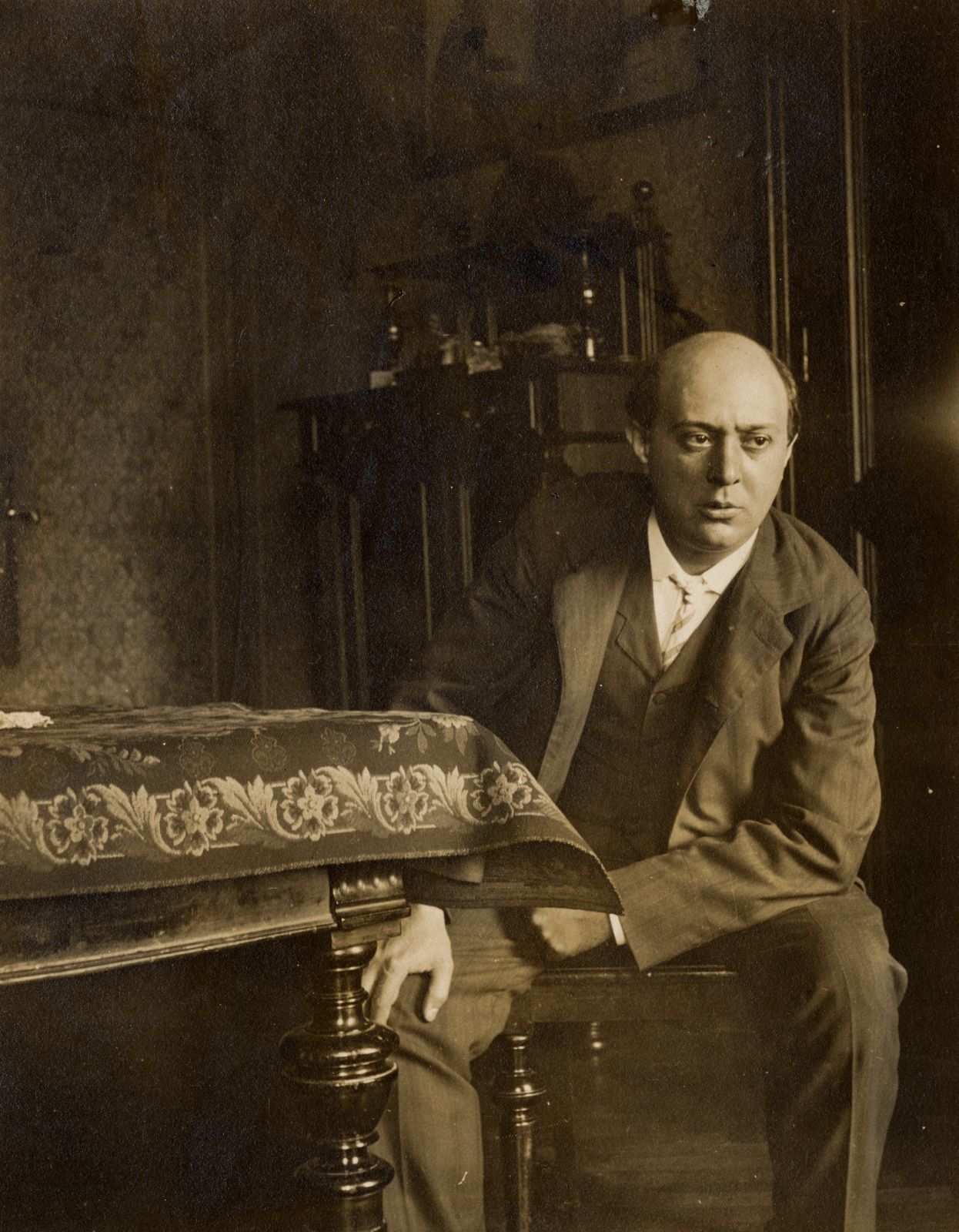 Arnold Schoenberg in his apartment, Liechtensteinstrasse 68/70, Vienna, 1907 © Arnold Schönberg Center, Wien
