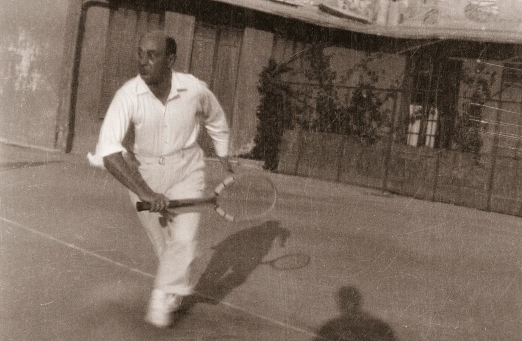 Arnold Schoenberg playing tennis in Monte-Carlo, 1928 © Arnold Schönberg Center, Wien