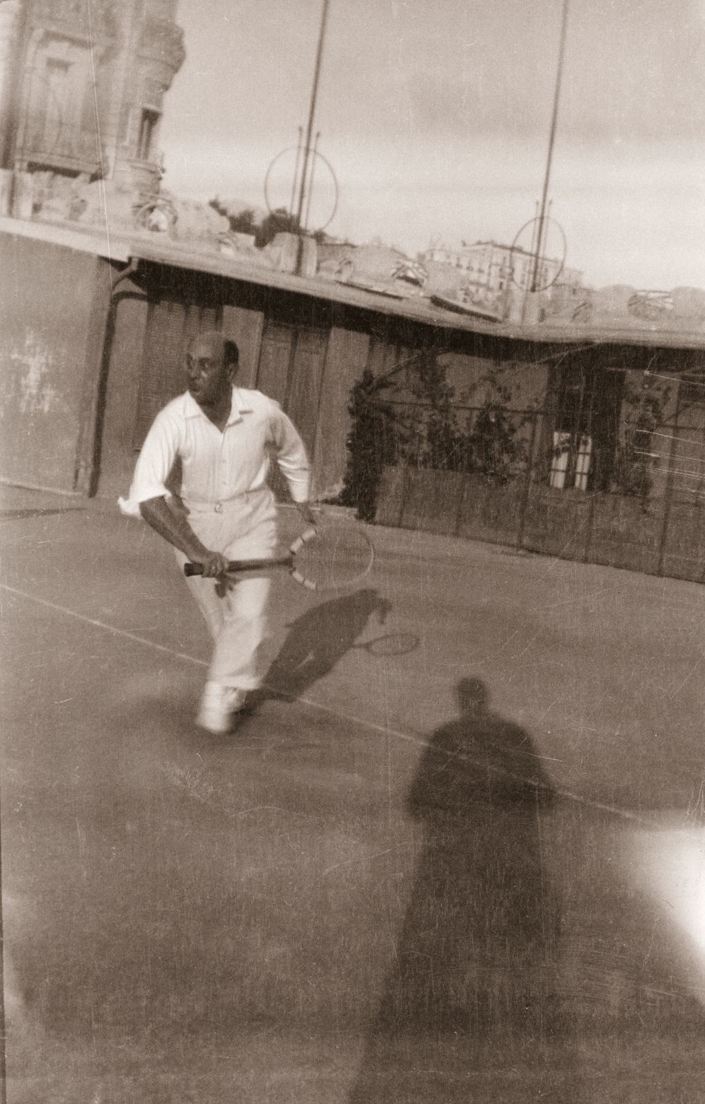 Arnold Schoenberg playing tennis in Monte-Carlo, 1928 © Arnold Schönberg Center, Wien