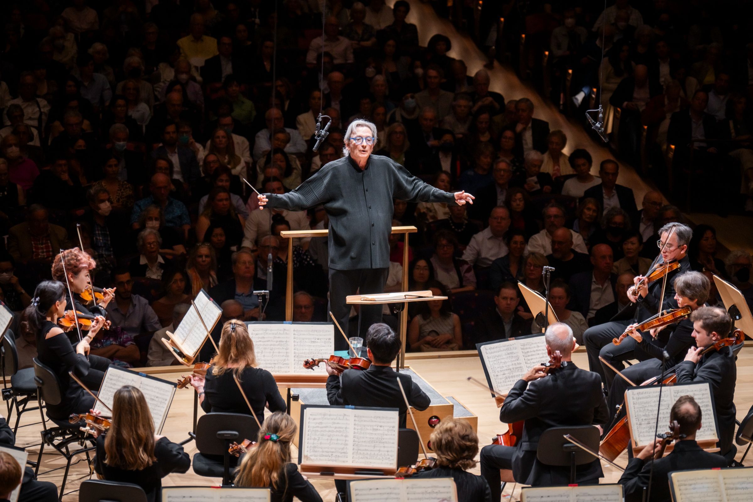 Michael Tilson Thomas conducts the New York Philharmonic &copy; Chris Lee