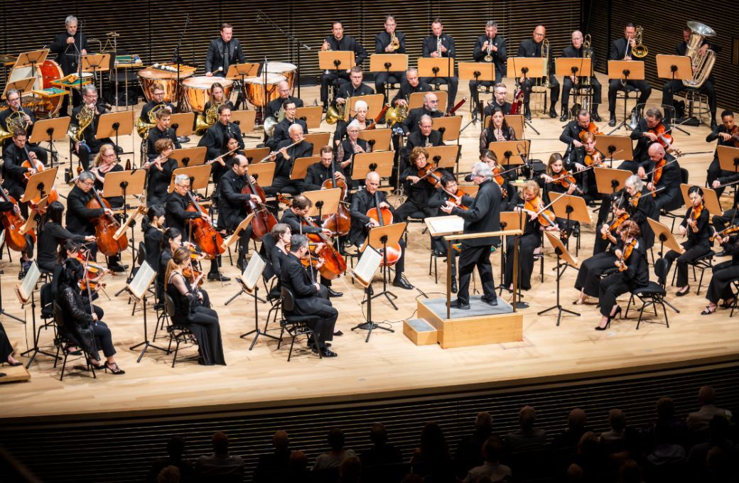 Michael Tilson Thomas conducts the New York Philharmonic &copy; Chris Lee