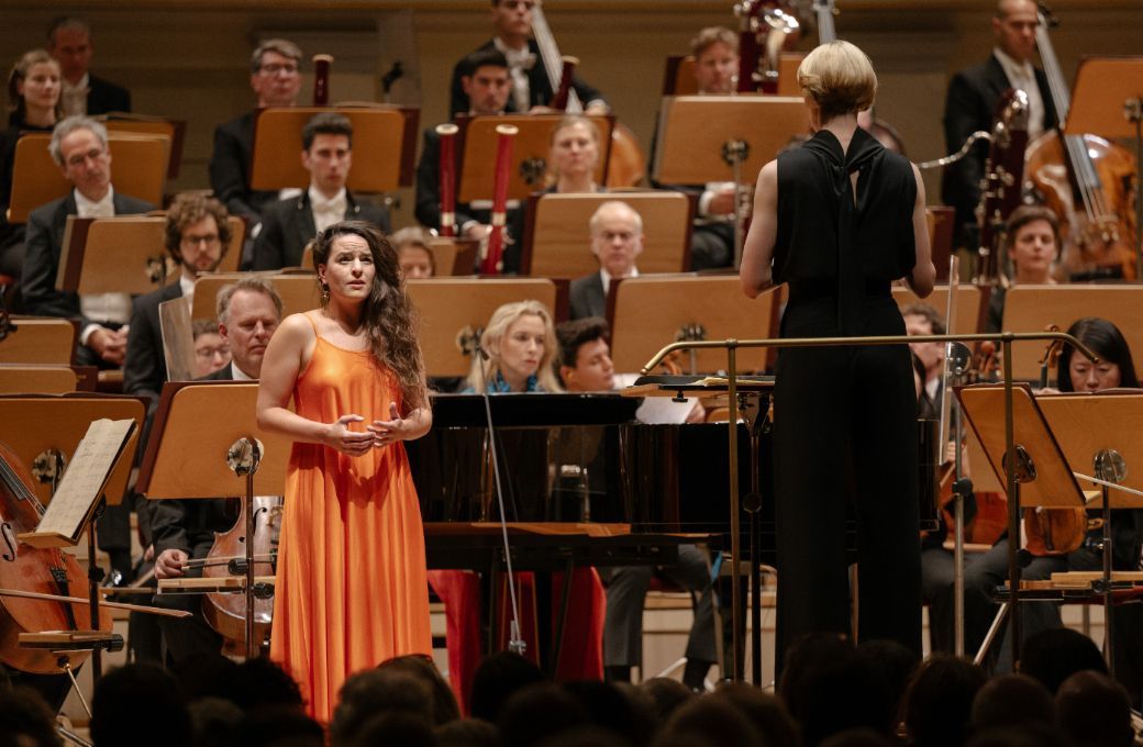 Sarah Aristidou, Joana Mallwitz and the Konzerthausorchester Berlin &copy; Simon Pauly