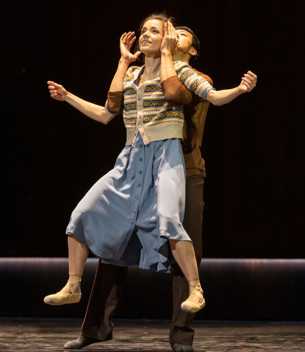 Giulia Tonelli as The cellist and Wei Chen as The instrument in Cathy Marston's <i>The Cellist</i> &copy; Gregory Batardon