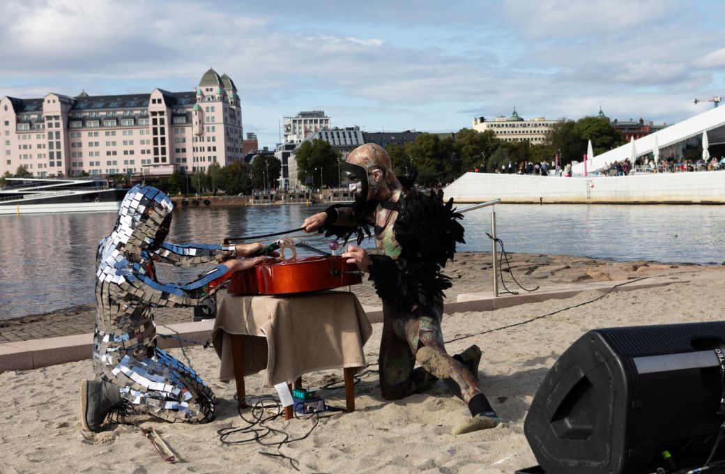 Travis Andrews and Andy Meyerson perform in Raven Chacon&rsquo;s <i>Tremble Staves</i> &copy; Nabeeh Samaan