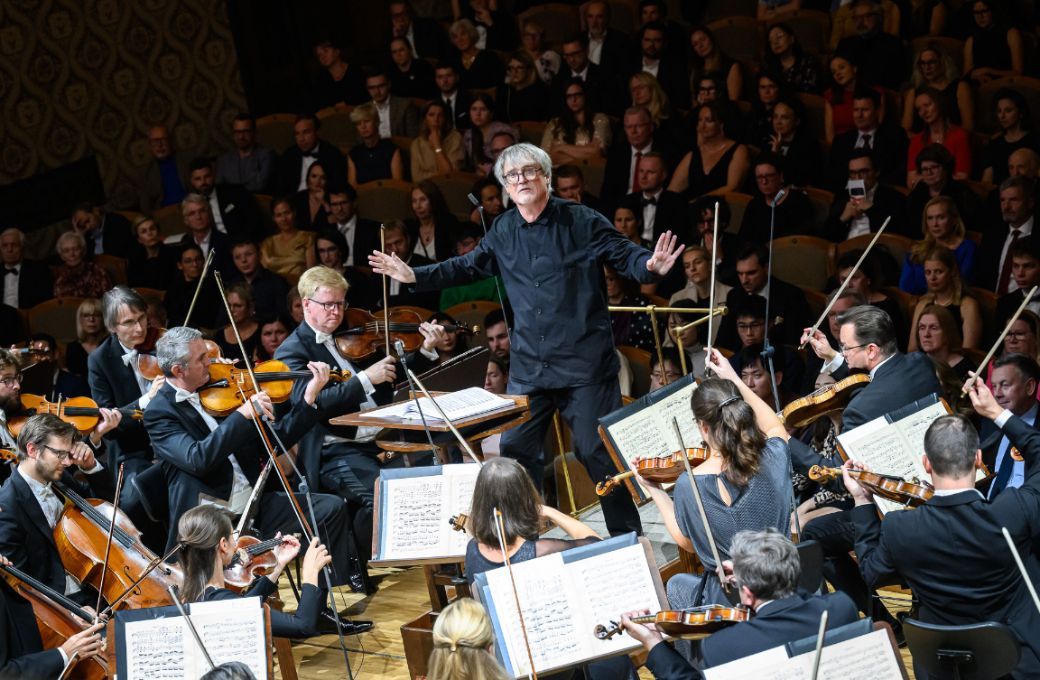 Ingo Metzmacher conducts the Czech Philharmonic © Petra Hajská