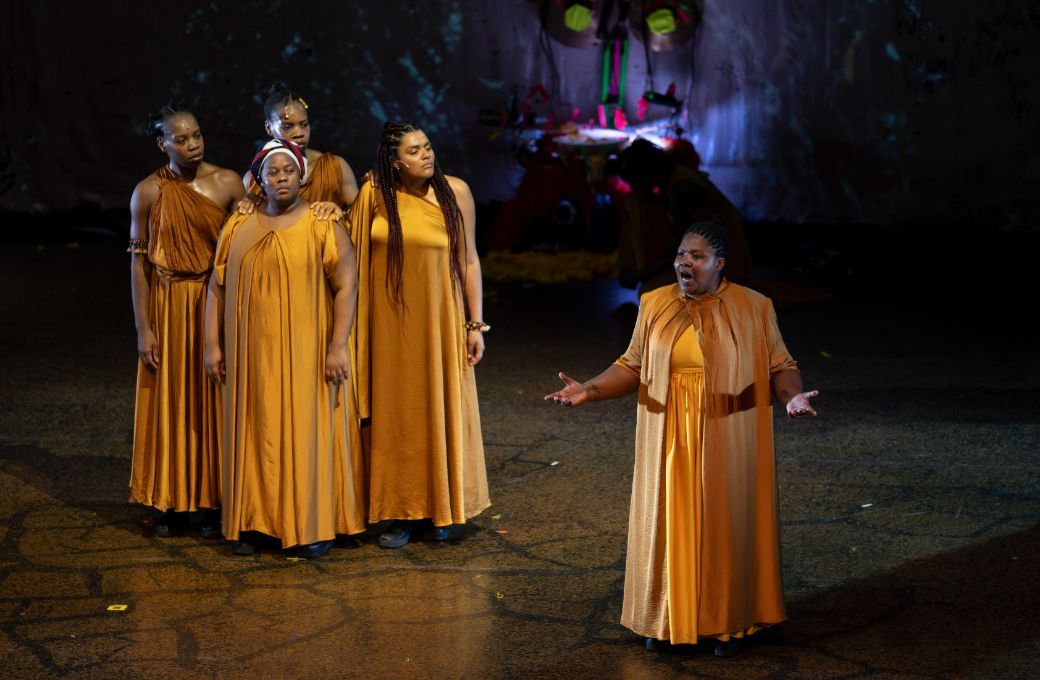 Nonkululeko Nkwinti junto a integrantes del coro y Nobulumko Mngxekeza. &copy; Miguel Lorenzo &amp; Mikel Ponce | Palau de Les Arts