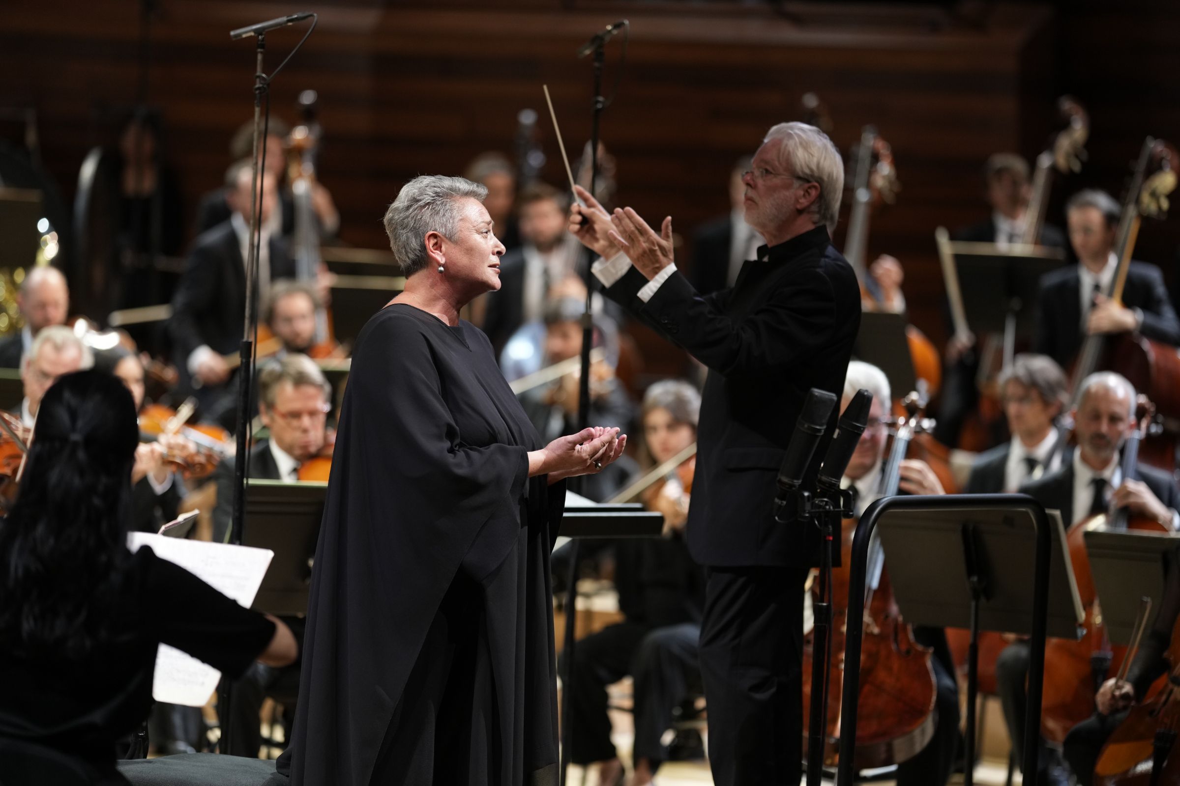 Gerhild Romberger et Jukka-Pekka Saraste dans la <i>Troisième Symphonie</i> de Mahler © Christophe Abramowitz / Radio France