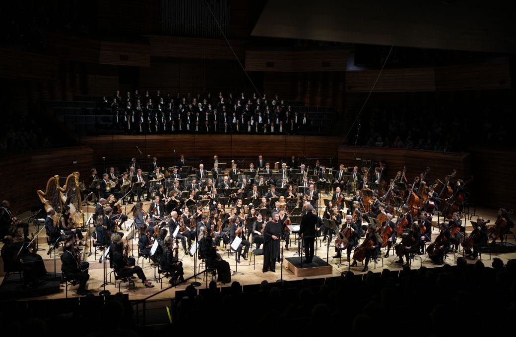 Jukka-Pekka Saraste dirige la <i>Troisième Symphonie</i> de Mahler à Radio France © Christophe Abramowitz / Radio France
