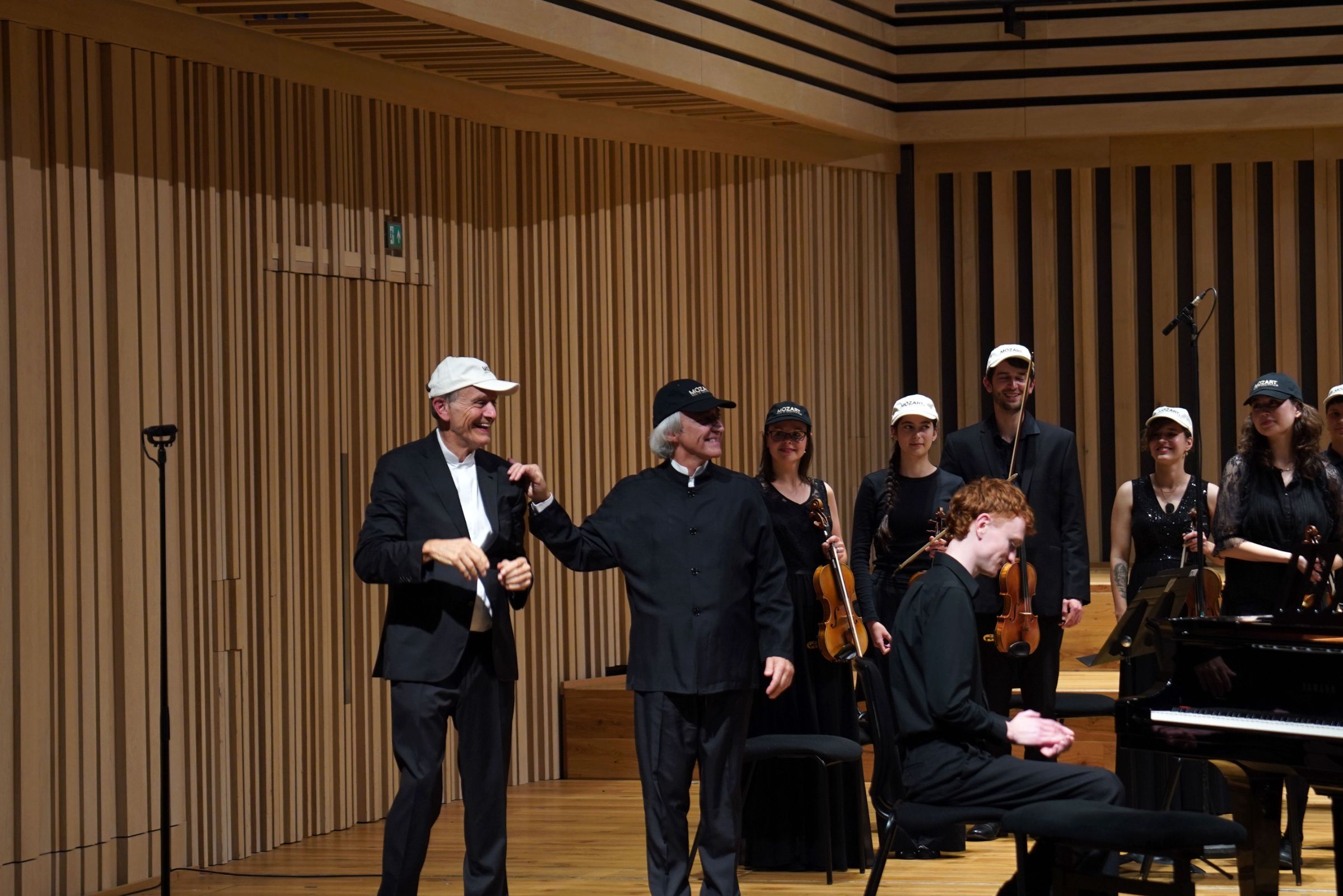 Gábor Takács-Nagy, Jean-Efflam Bavouzet and Manchester Camerata © Manchester Camerata