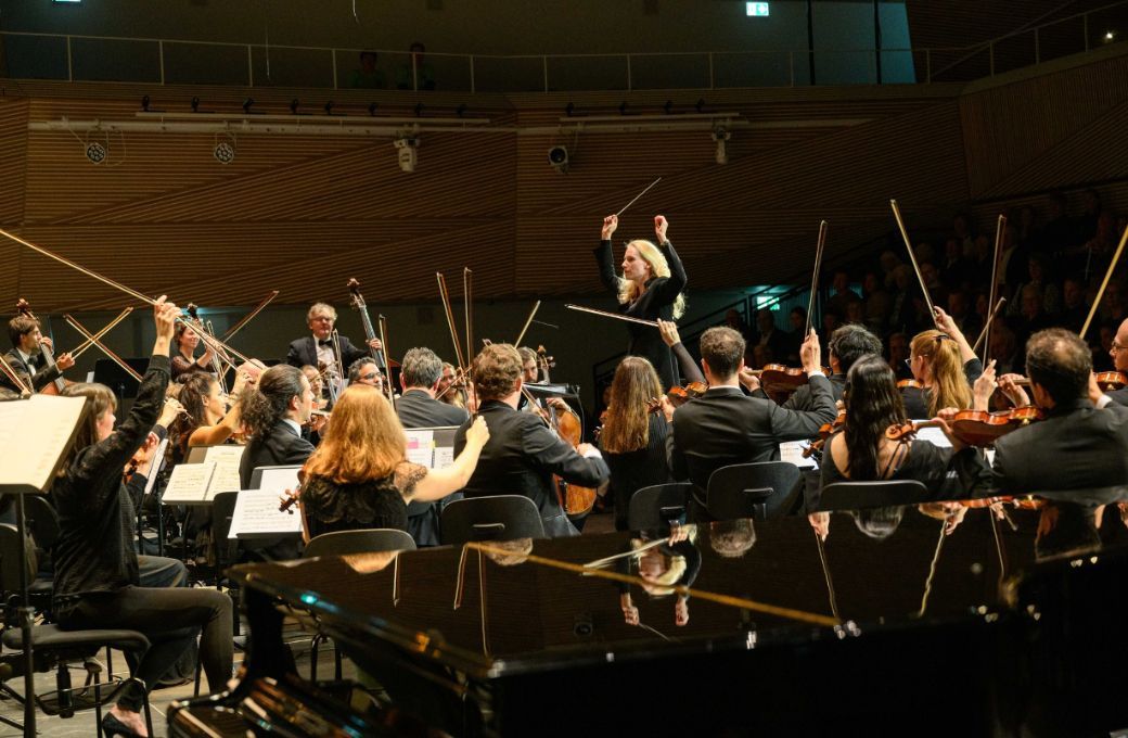Lena-Lisa W&uuml;stend&ouml;rfer and the Swiss Orchestra &copy; Valentin Luthiger