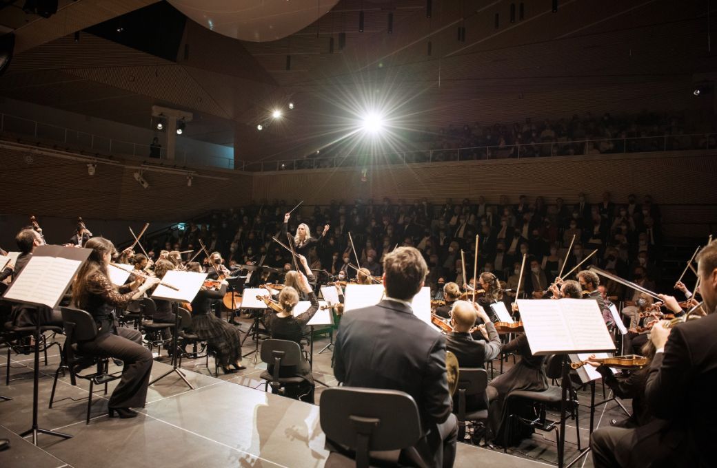 W&uuml;stend&ouml;rfer conducts the Swiss Orchestra at Andermatt &copy; Valentin Luthiger