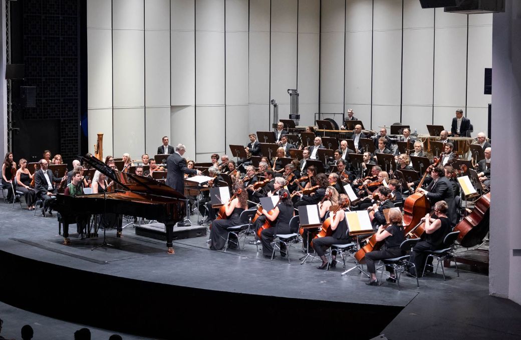El pianista Marco Mezquida junto a la Sinf&oacute;nica de Tenerife con V&iacute;ctor Pablo P&eacute;rez en la direcci&oacute;n &copy; Miguel Barreto | Orquesta Sinf&oacute;nica de Tenerife
