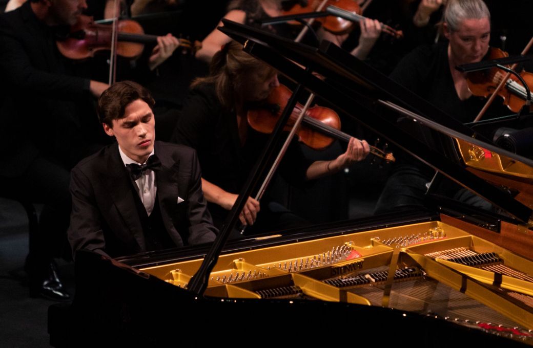 Jaeden Izik-Dzurko and the RLPO at the Leeds International Piano Competition final &copy; Frances Marshall