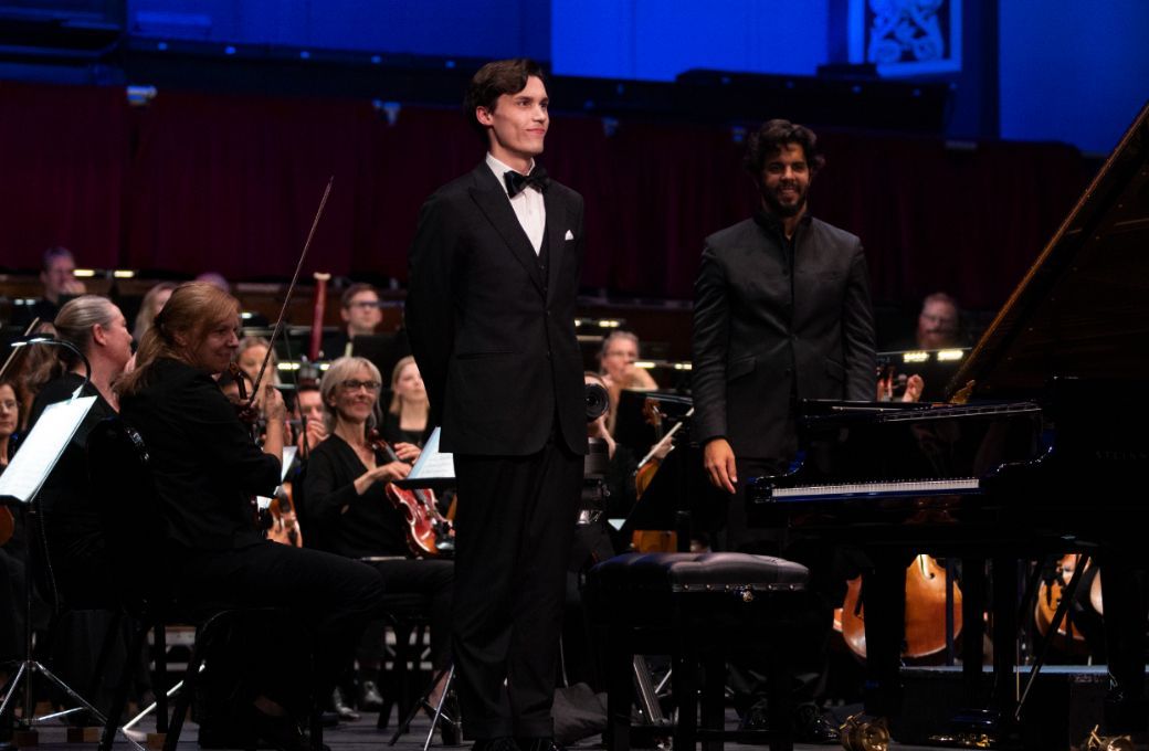 Jaeden Izik-Dzurko, Domingo Hindoyan and the RLPO at the Leeds International Piano Competition final &copy; Frances Marshall