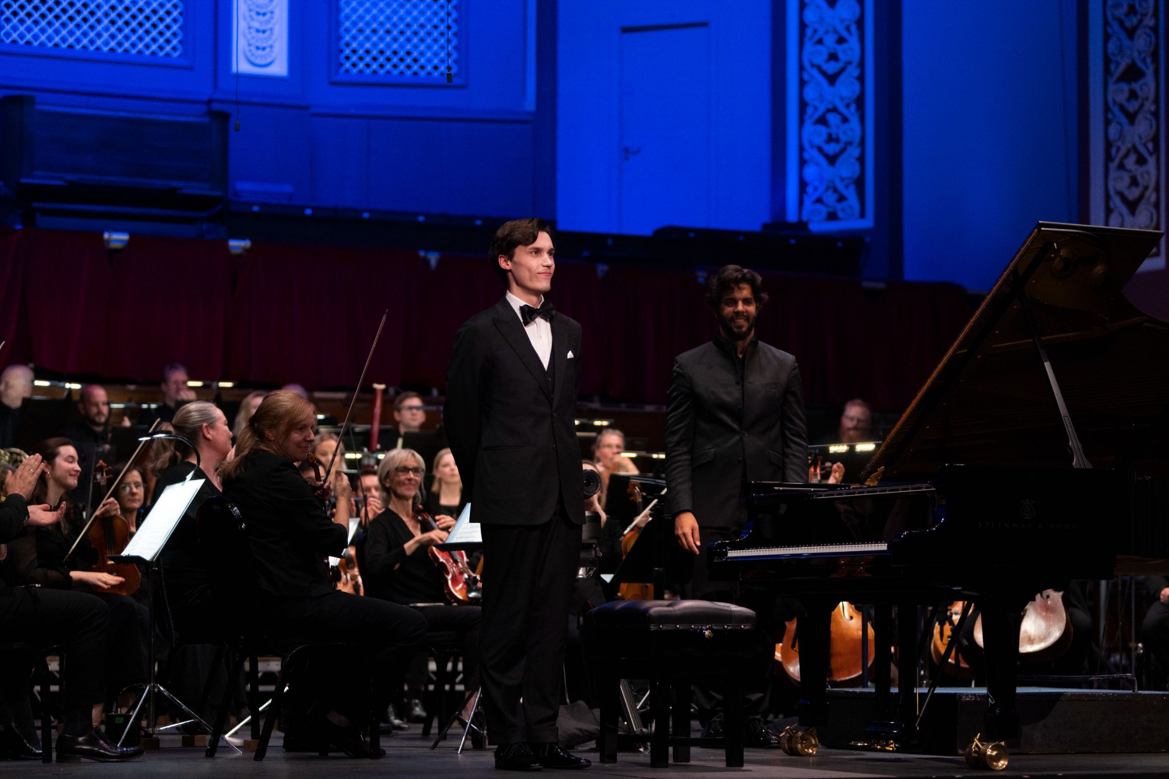 Jaeden Izik-Dzurko, Domingo Hindoyan and the RLPO at the Leeds International Piano Competition final &copy; Frances Marshall