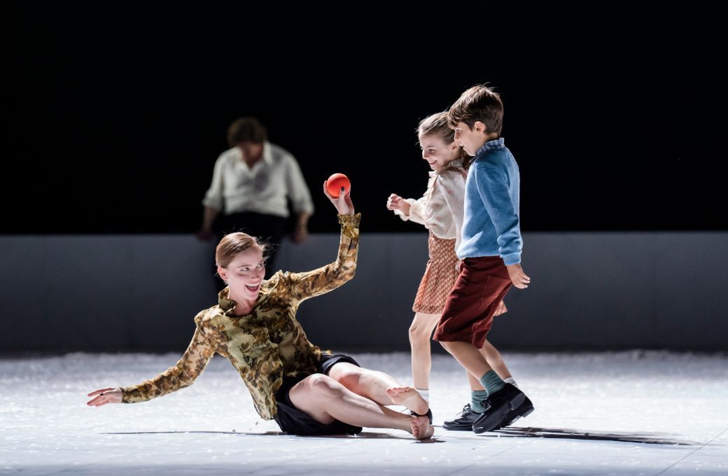 Avery Amereau (Olga) and children &copy; Royal Ballet and Opera | Tristram Kenton