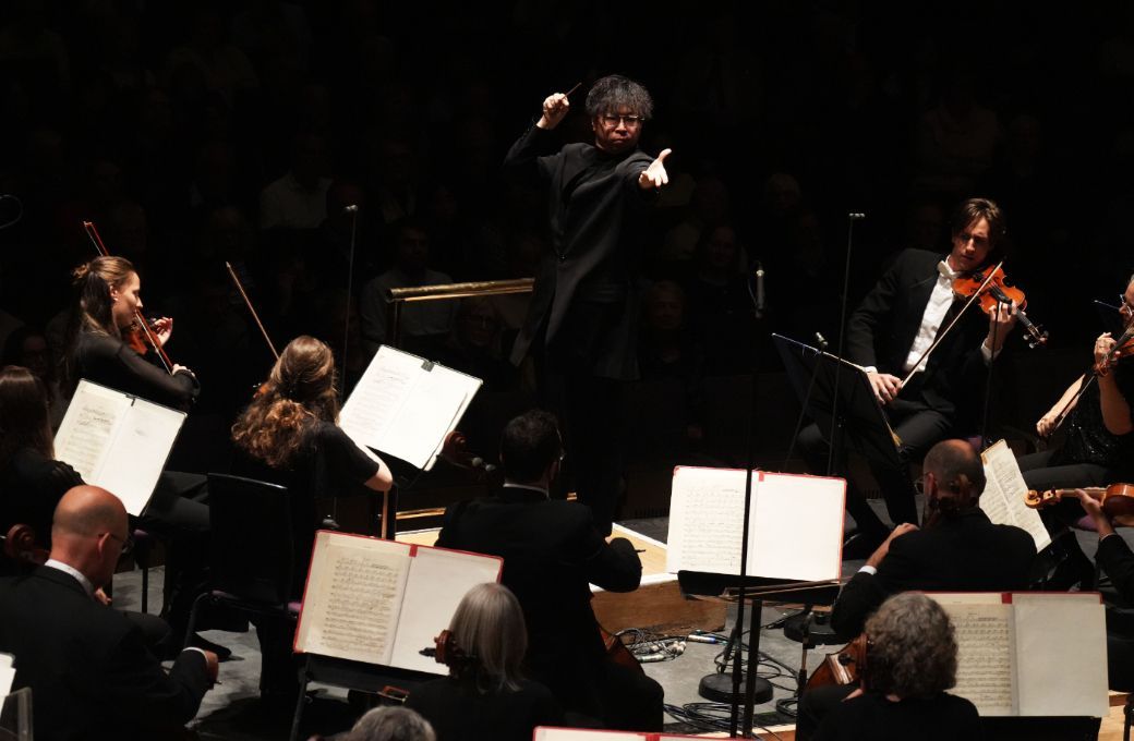 Kahchun Wong conducts the Hallé © Alex Burns | The Hallé