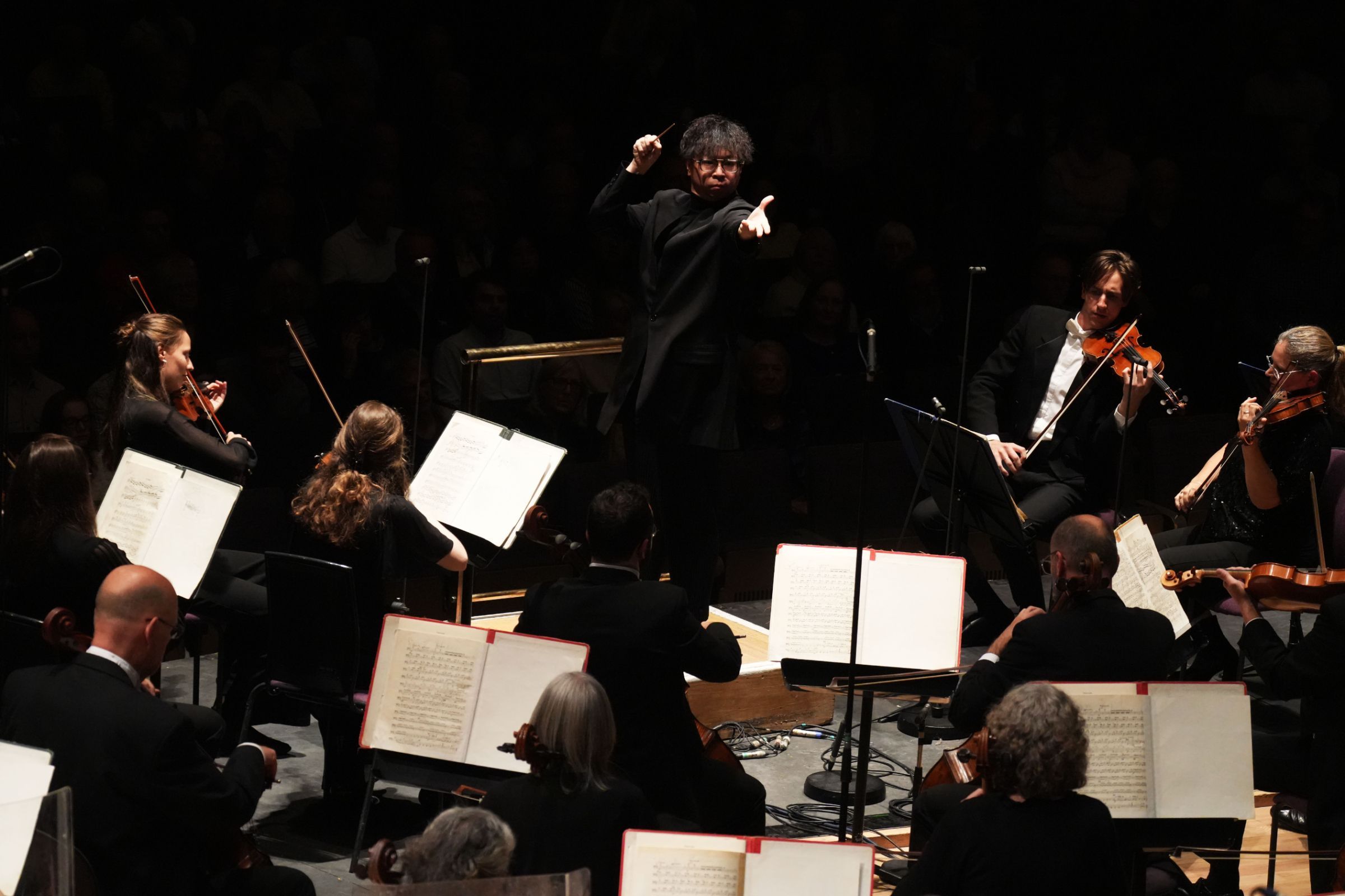 Kahchun Wong conducts the Hallé &copy; Alex Burns | The Hallé