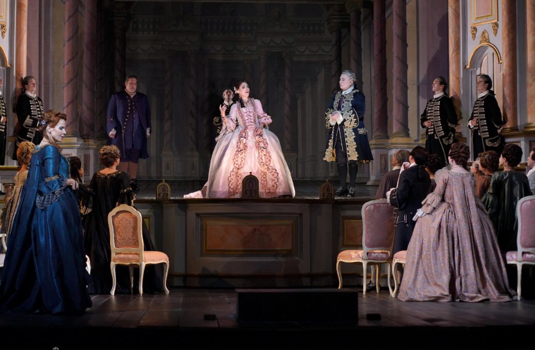 Escena de <i>Adriana Lecouvreur</i> &copy; Javier del Real | Teatro Real