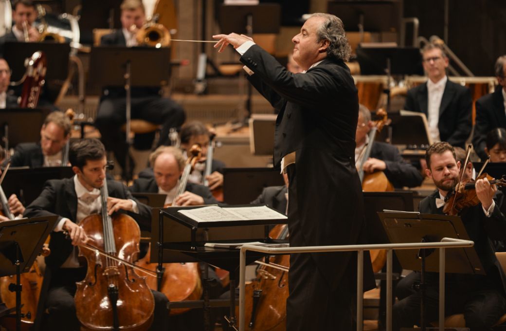 Juanjo Mena conducts the Berliner Philharmoniker &copy; Fabian Schellhorn