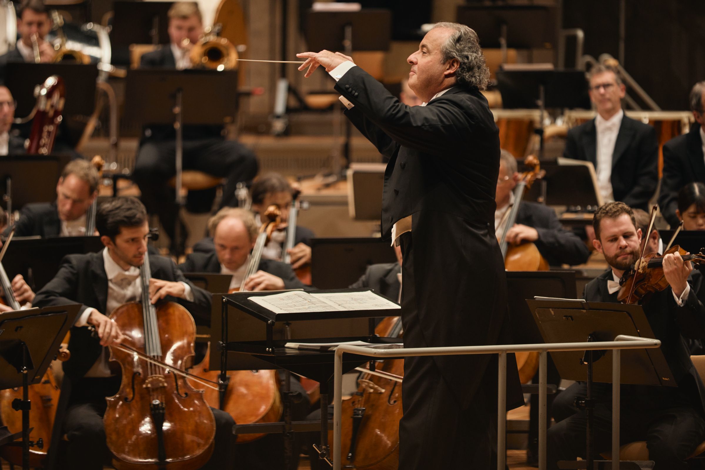 Juanjo Mena conducts the Berliner Philharmoniker &copy; Fabian Schellhorn