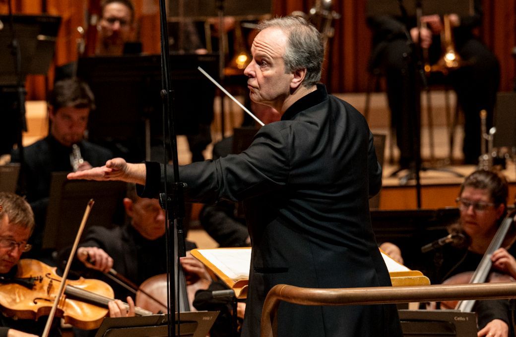 Sakari Oramo conducts the BBC Symphony Orchestra © BBC | Sarah Louise Bennett (Dec 2023)