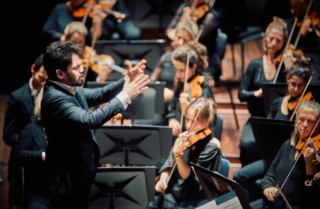 Lahav Shani dirige l'Orchestre philharmonique de Rotterdam © Eduardus Lee