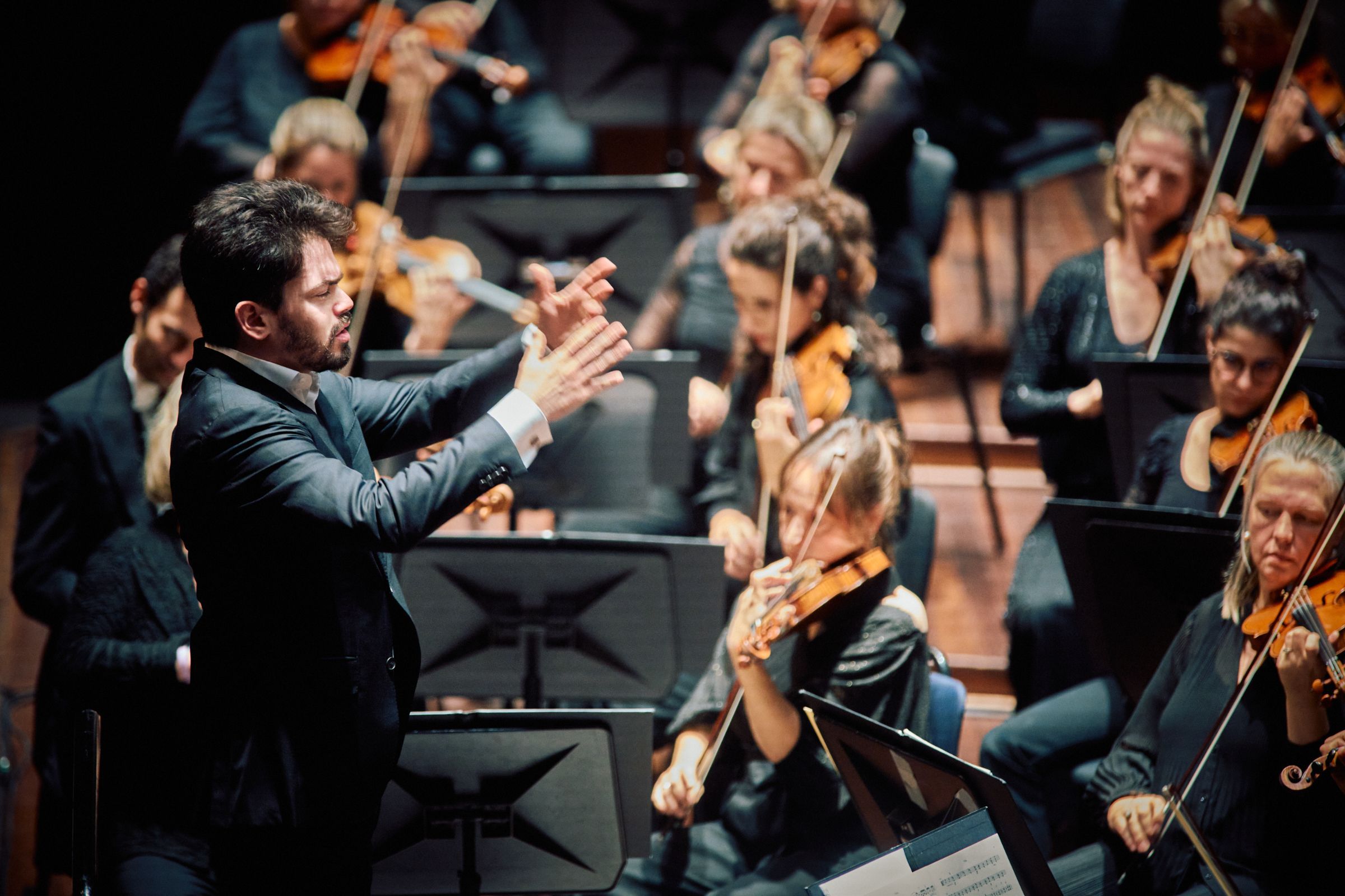 Lahav Shani dirige l'Orchestre philharmonique de Rotterdam © Eduardus Lee