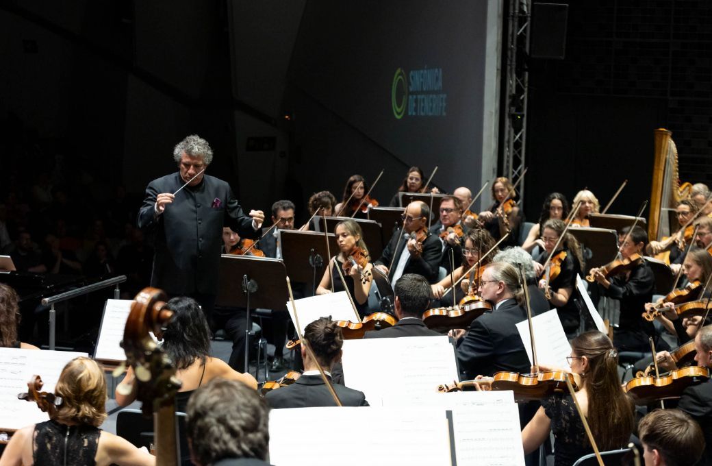 Giancarlo Guerrero al frente de la Orquesta Sinfónica de Tenerife © Miguel Barreto | Auditorio de Tenerife