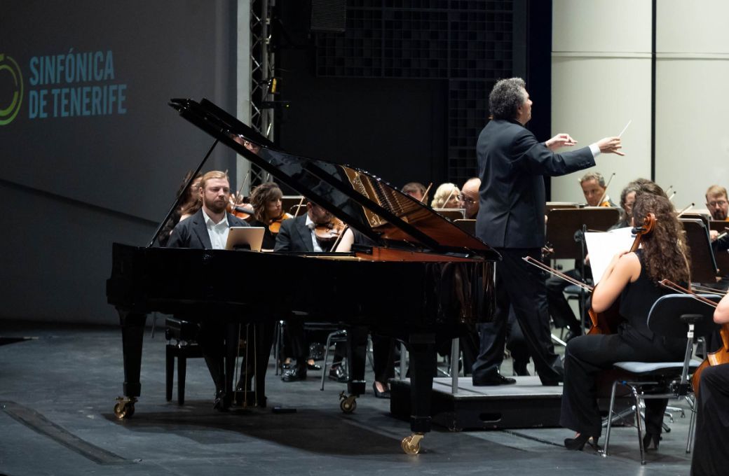 El pianista Denis Kozhukhin y el director Giancarlo Guerrero © Miguel Barreto | Auditorio de Tenerife
