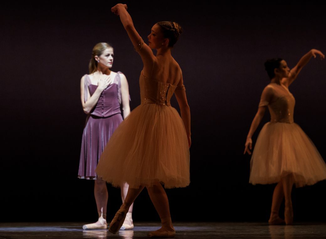 Heather Ogden and Emma Ouellet in James Kudelka's <i>Passion</i> © Karolina Kuras