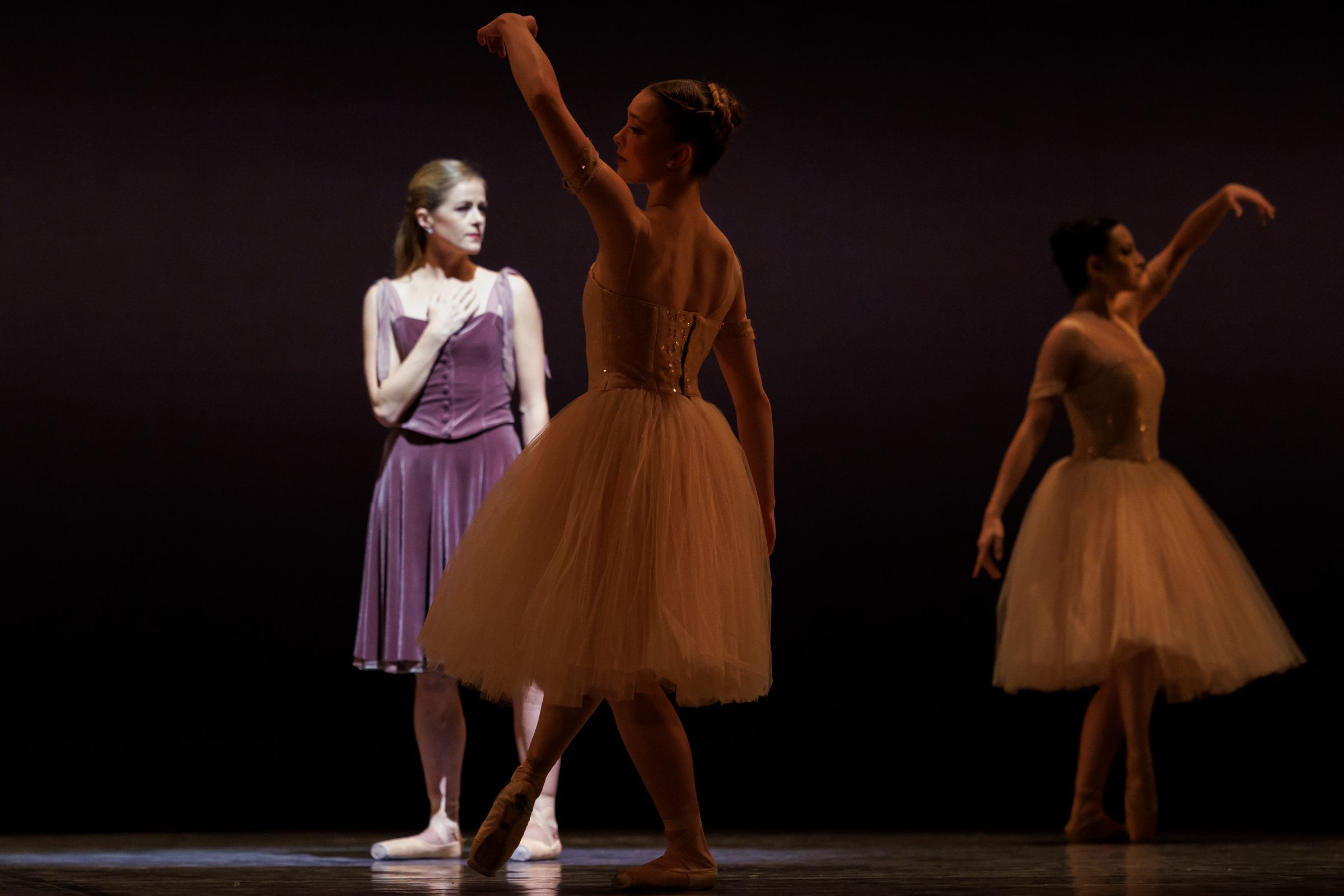 Heather Ogden and Emma Ouellet in James Kudelka's <i>Passion</i> © Karolina Kuras