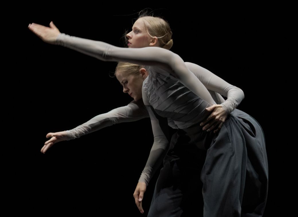 Genevieve Penn Nabity and Heather Ogden in Emma Portner's <i>islands</i> © Karolina Kuras