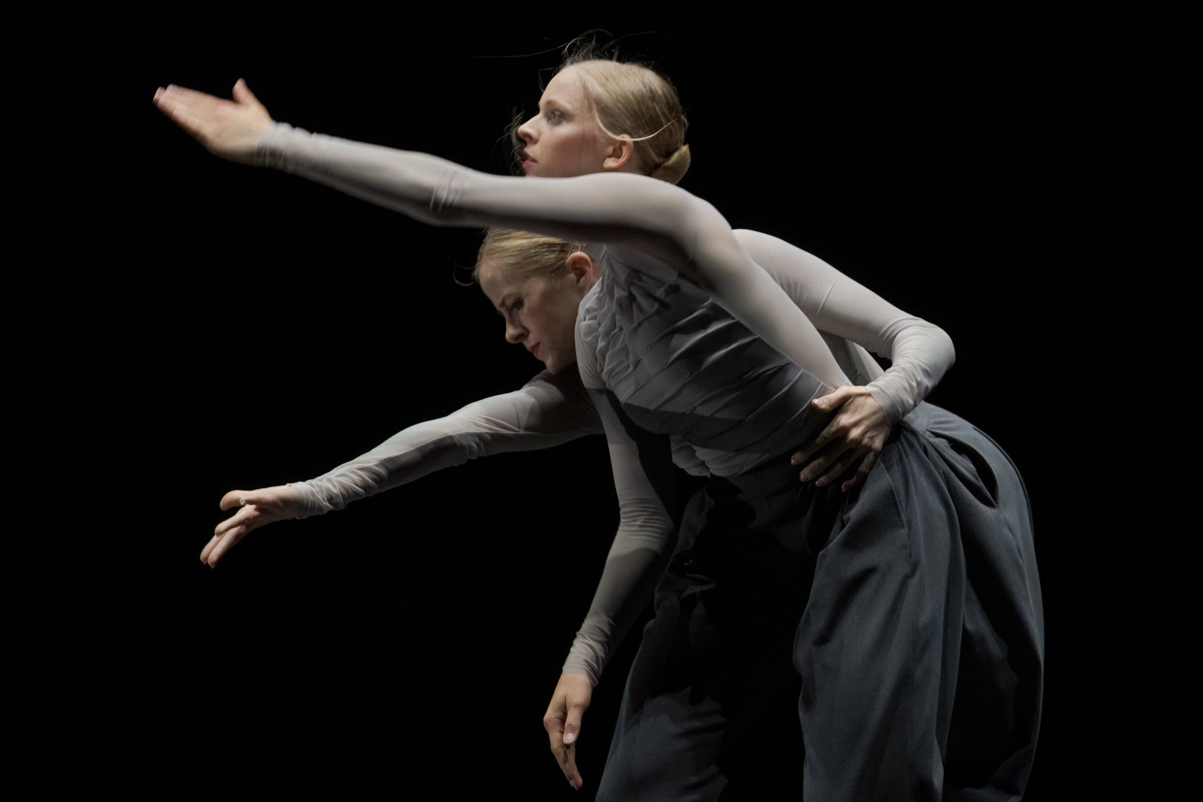 Genevieve Penn Nabity and Heather Ogden in Emma Portner's <i>islands</i> © Karolina Kuras