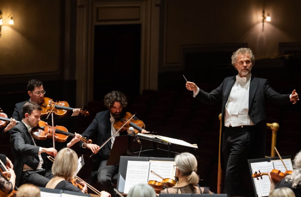 Thomas S&oslash;nderg&aring;rd conducts the RSNO &copy; Sally Jubb
