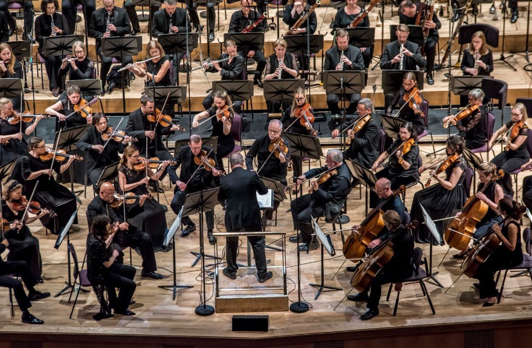 John Storg&aring;rds conducts the BBC Philharmonic &copy; Chris Payne