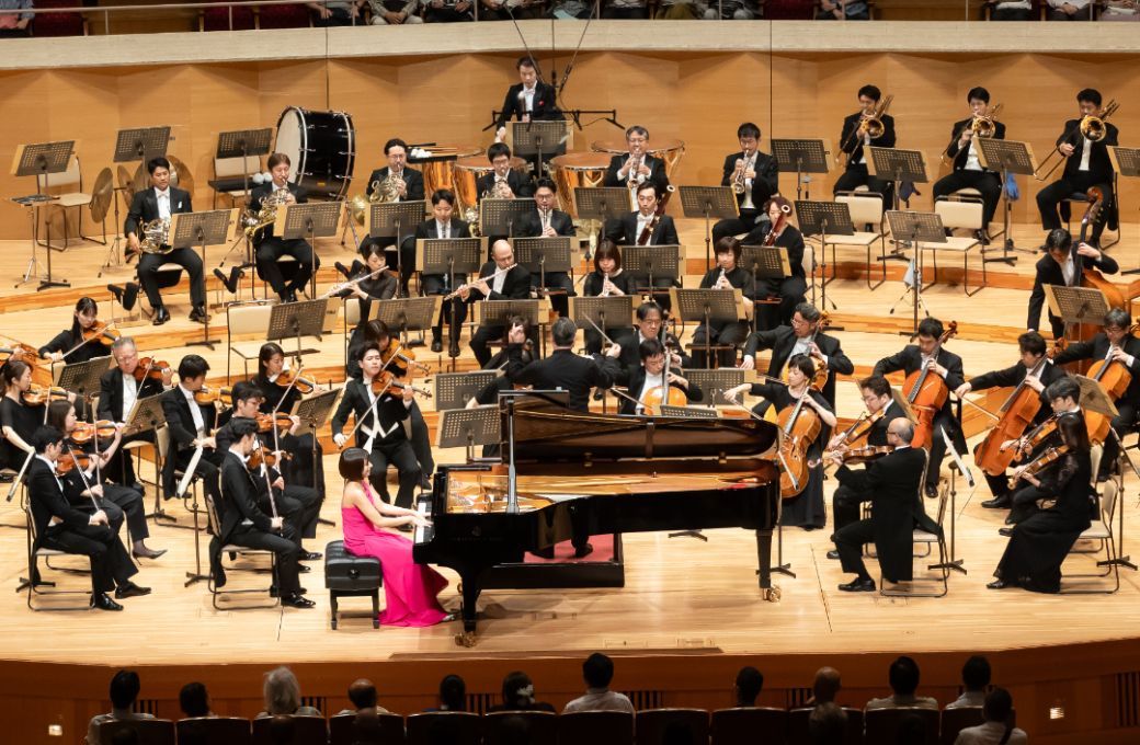 Yukine Kuroki and the Yomiuri Nippon Symphony Orchestra © Yomiuri Nippon Symphony Orchestra | Photographer: Takashi Fujimoto