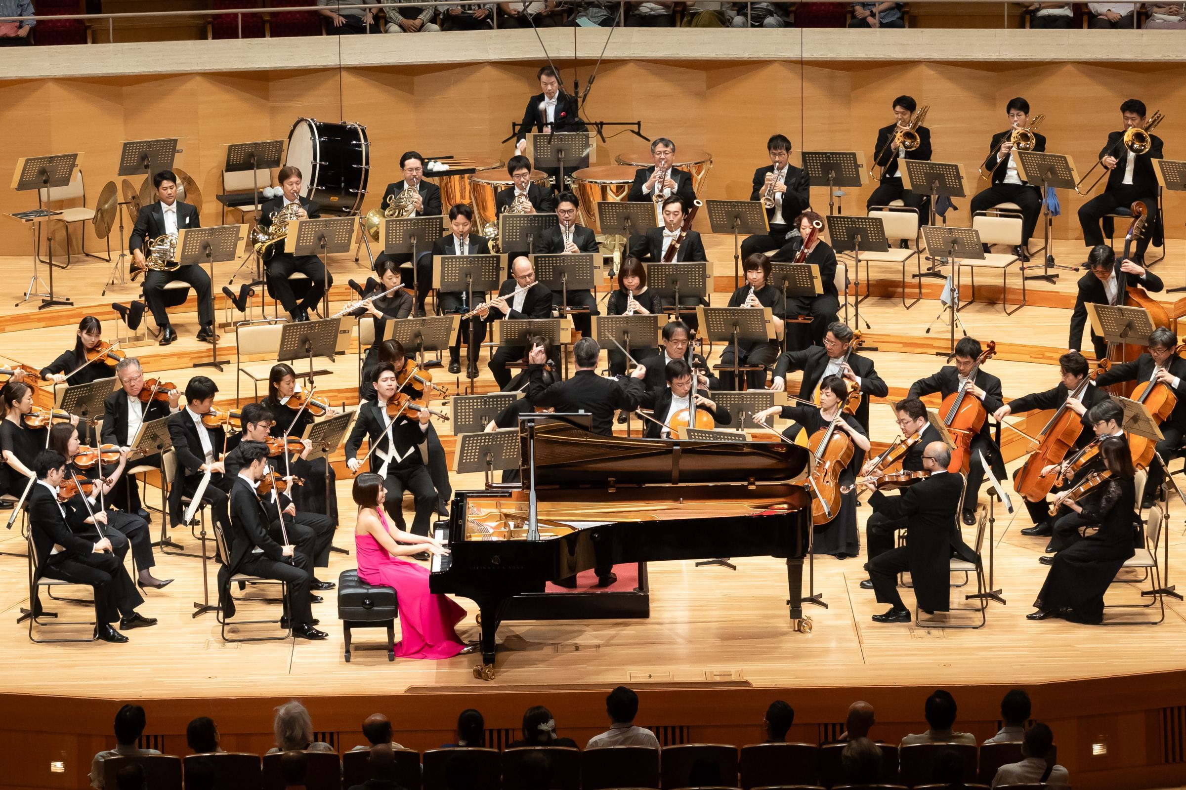 Yukine Kuroki and the Yomiuri Nippon Symphony Orchestra © Yomiuri Nippon Symphony Orchestra | Photographer: Takashi Fujimoto