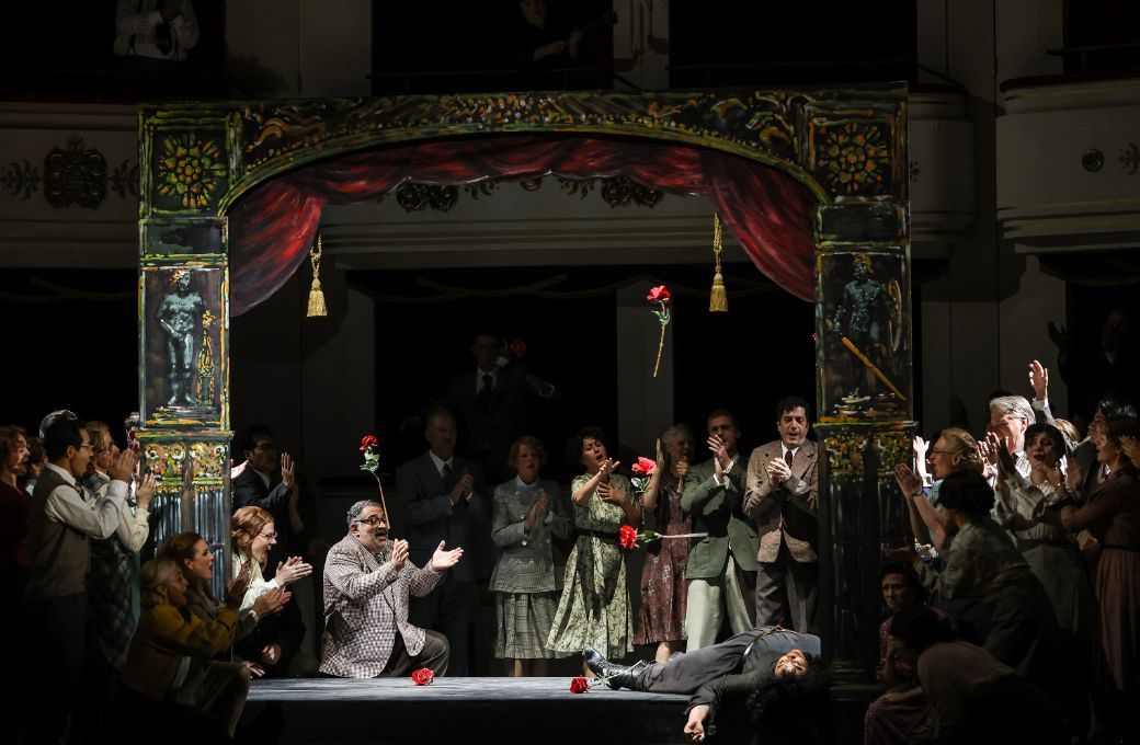Katia Ledoux (Carmen) und Chor &copy; Barbara P&aacute;lffy | Volksoper Wien