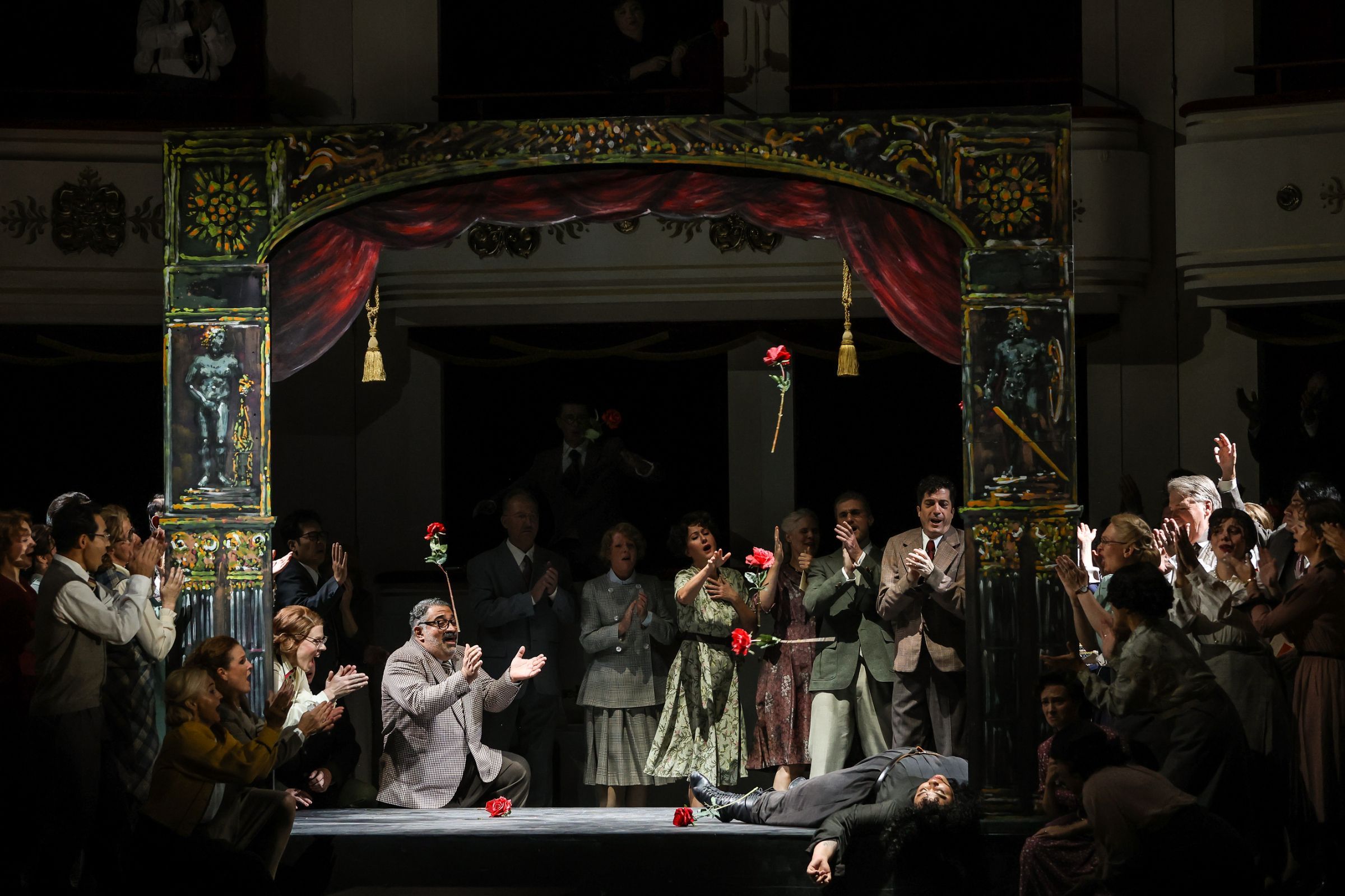 Katia Ledoux (Carmen) und Chor &copy; Barbara Pálffy | Volksoper Wien