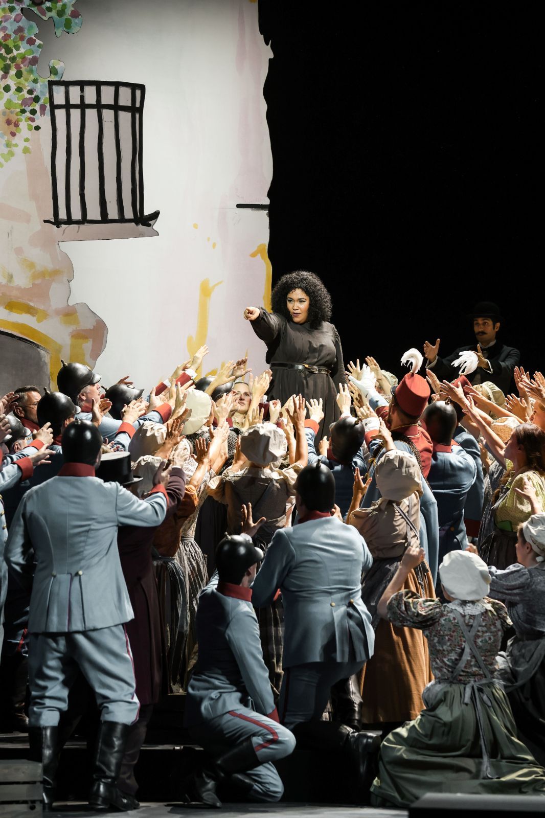 Katia Ledoux (Carmen) und Ensemble &copy; Barbara Pálffy | Volksoper Wien