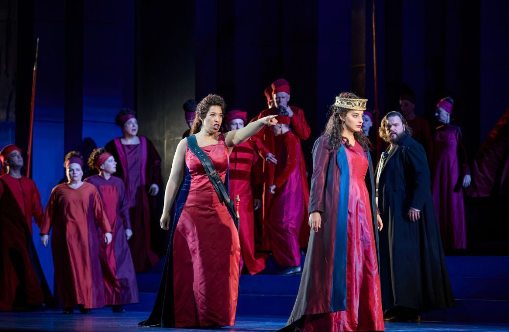 Mary Elizabeth Williams (Abigaille) and Rihan Chaieb (Fenena) © Michael Cooper