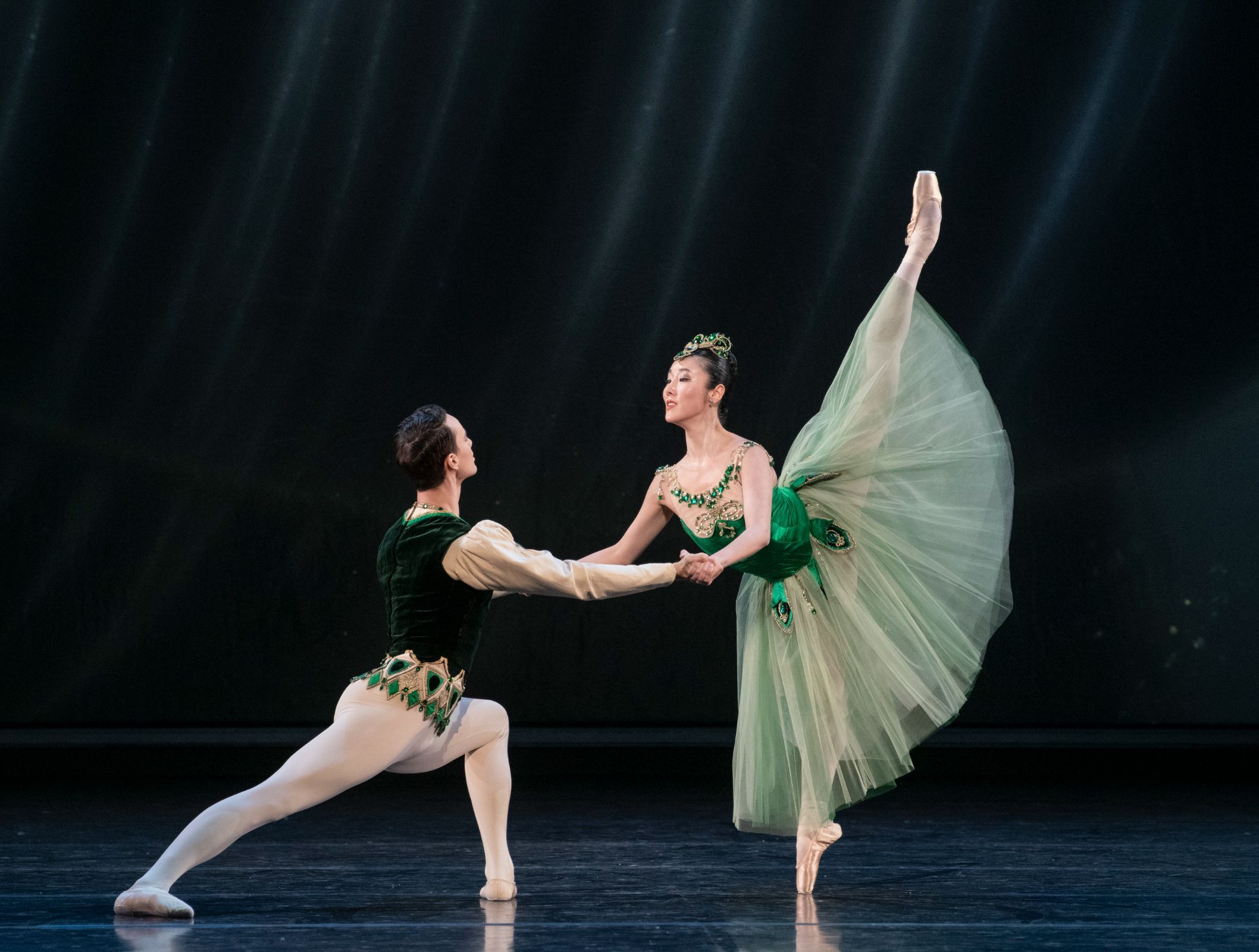 Simon Regourd and Youngseo Ko in George Balanchine's <i>Emeralds</i> © Erik Berg