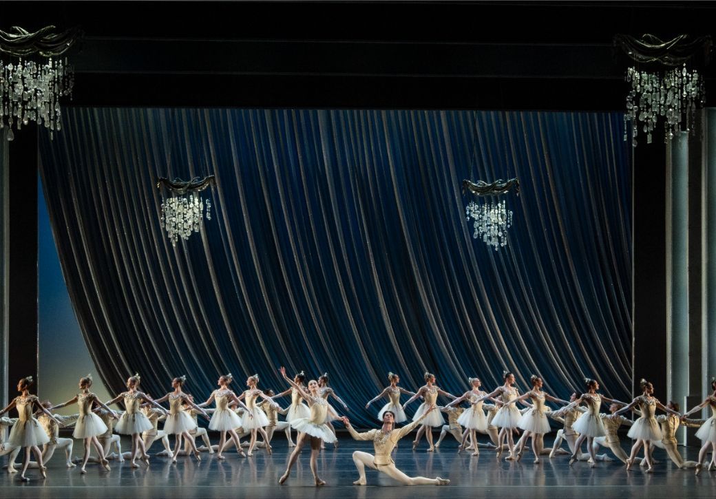 Norwegian National Ballet in George Balanchine's <i>Diamonds</i> © Erik Berg