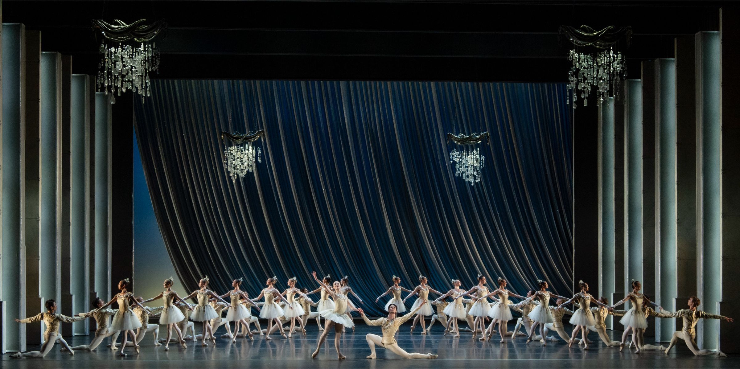 Norwegian National Ballet in George Balanchine's <i>Diamonds</i> © Erik Berg