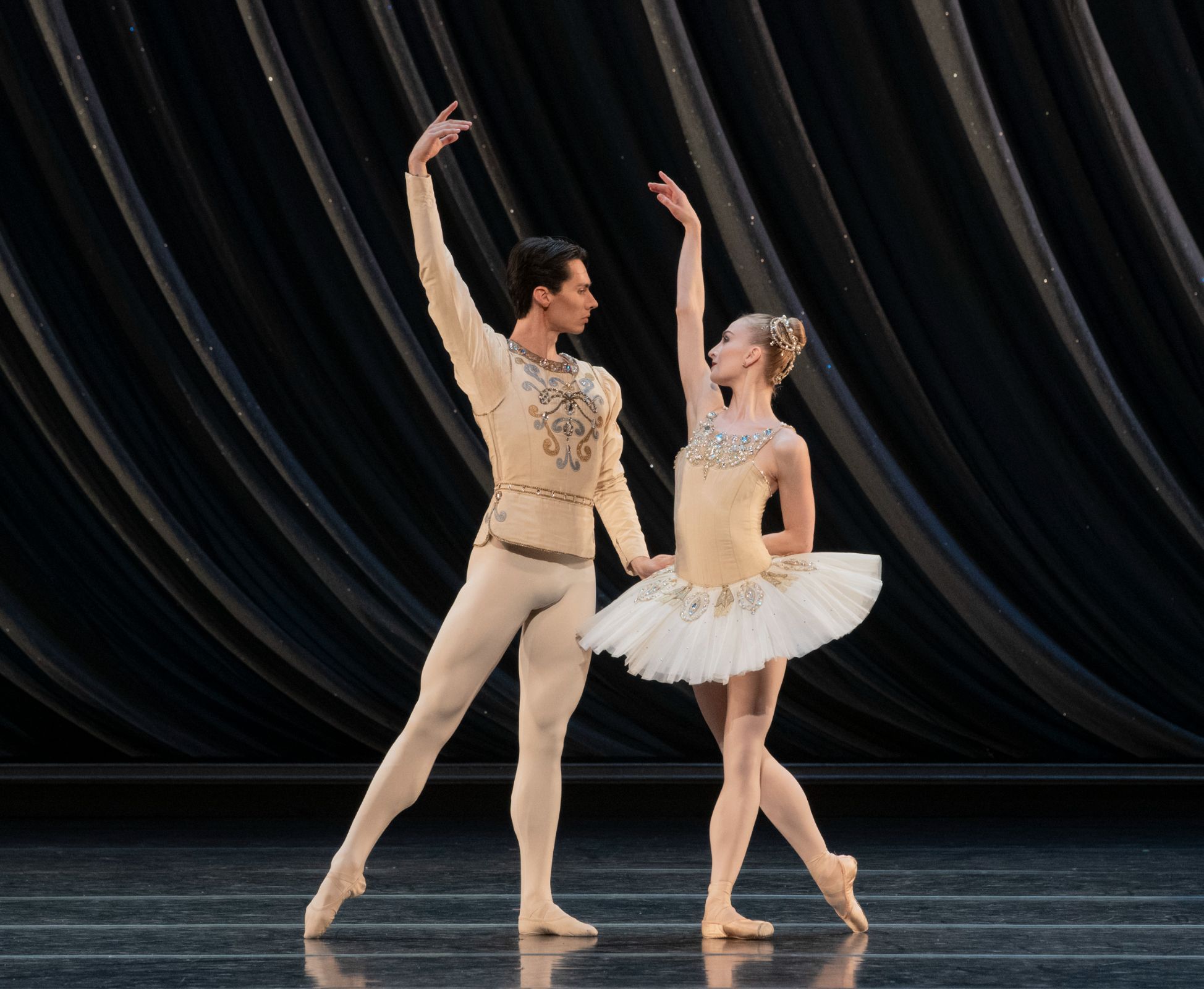 Ricardo Castellanos and Grete Sofie Borud Nybakken in George Balanchine's <i>Diamonds</i> © Erik Berg
