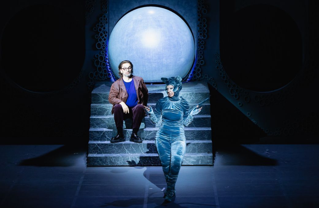 Giorgio Berrugi (Hoffmann) and Štěpánka Pučálková (NIcklausse) © Agnese Zeltina | Latvian National Opera