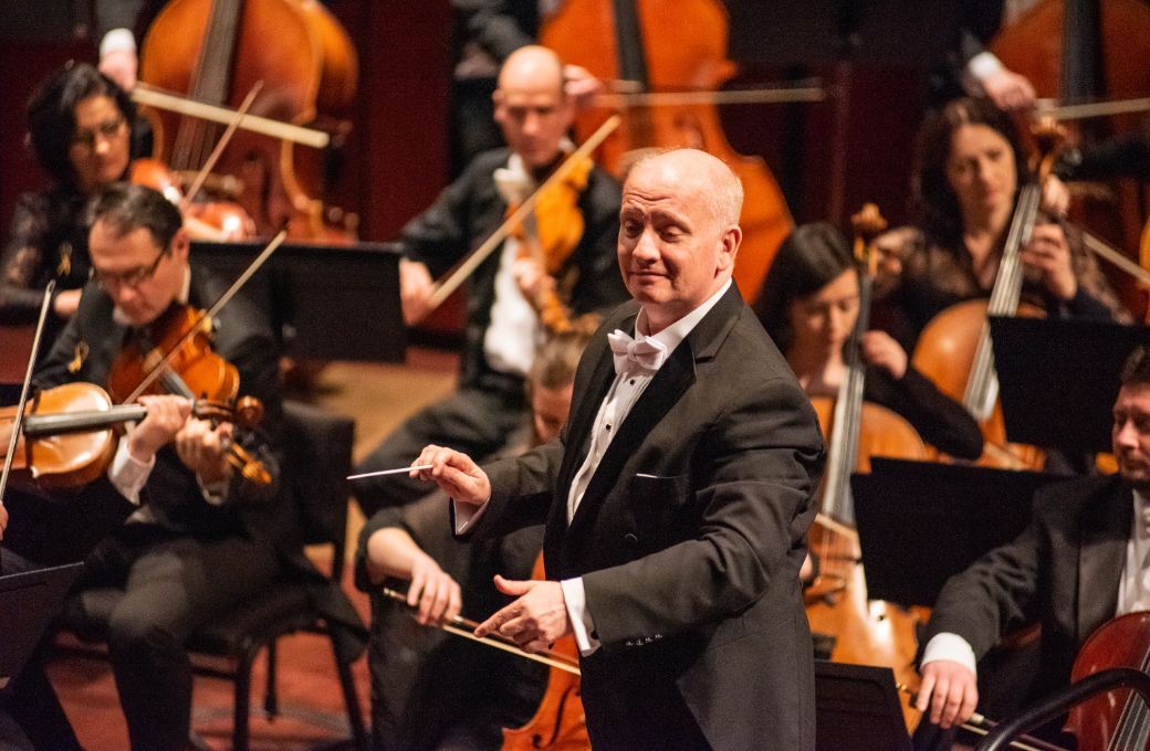 Theodore Kuchar conducts the Lviv National Philharmonic Orchestra of Ukraine © Courtesy IMG Artists